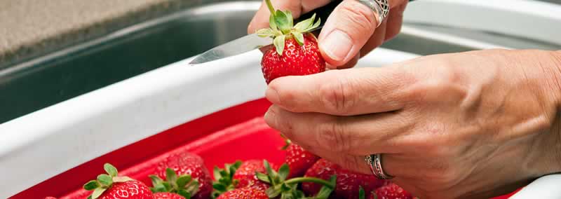 Preparing Strawberries for winemkaing
